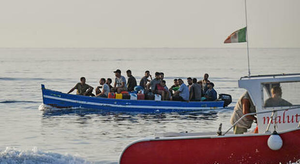 Migranti, Conte: «No a ingressi regolari». Lampedusa, arrivati 200 migranti in otto piccole barche. In serata attesa la nave per la quarantena