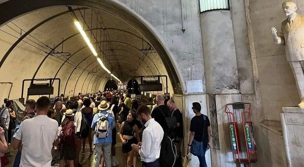 Pendolari che aspettano il treno Roma-Viterbo alla stazione di Piazzale Flaminio