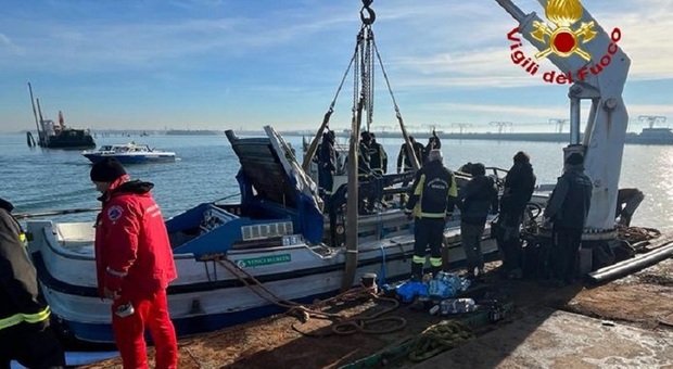 Mestre, barca di dieci metri affonda nel canale tra San Giuliano e Venezia: due persone a bordo