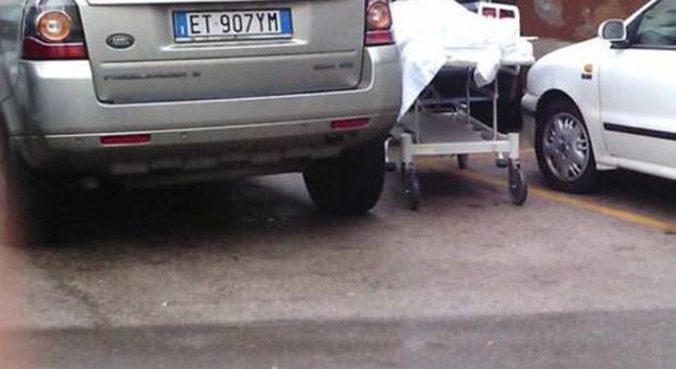 la barella con la salma bloccata da auto all'ingresso della camera mortuaria dell'ospedale di Formia