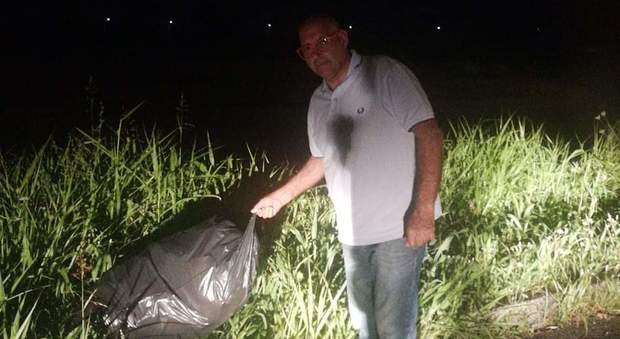 Sindaco detective scopre due nomadi che gettano i rifiuti tra i cespugli