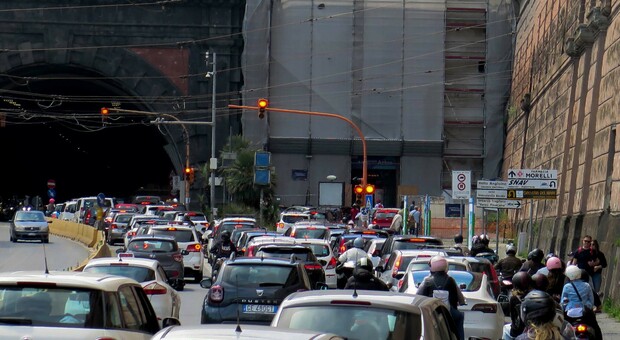 Sangue al centro di Napoli: ferito un ausiliario del traffico
