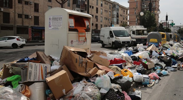 Emergenza rifiuti a Napoli, Caldoro attacca De Luca: «Poveri sindaci»