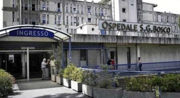 Napoli, video-denuncia dal San Giovanni Bosco: «Paziente grave, infermieri al cellulare»