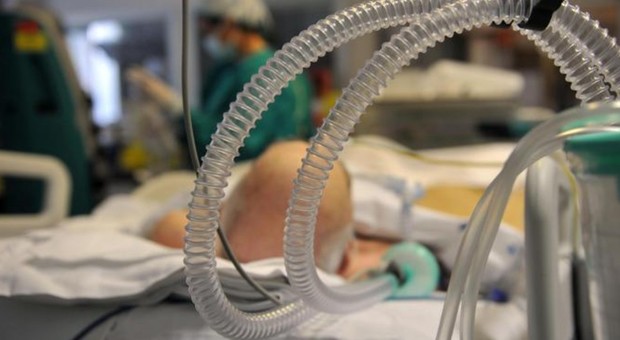 Puglia, caso respiratori: «Ce ne mancano 200» Cambia il piano ospedali