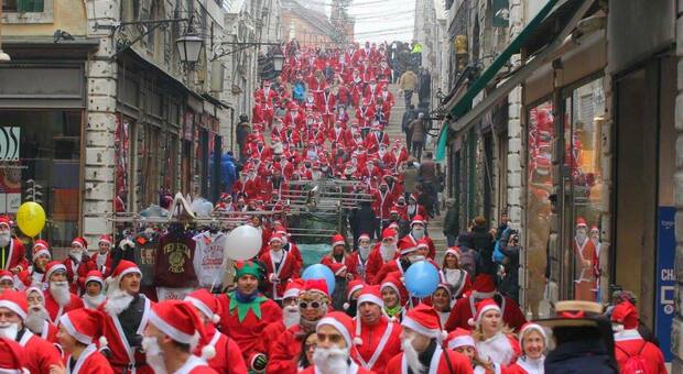 La corsa dei Babbi Natale a Venezia