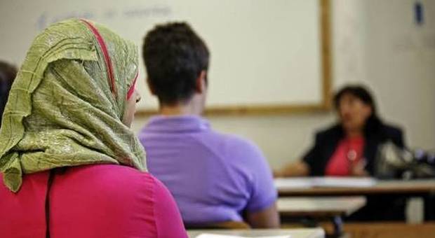 Varese, studentesse musulmane escono dalla classe durante il minuto di silenzio per Parigi