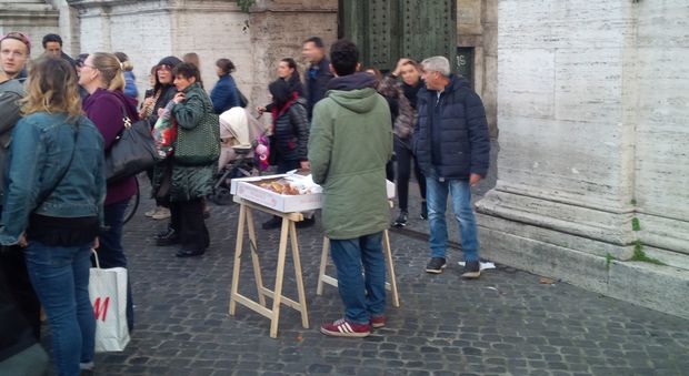 Tra ambulanti e abusivi in centro spunta il venditore di ciambelle fritte: denuncia e multa di 5.160 euro