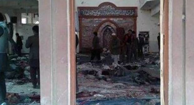 Strage nella moschea di Kabul: kamikaze si fa esplodere, 20 morti