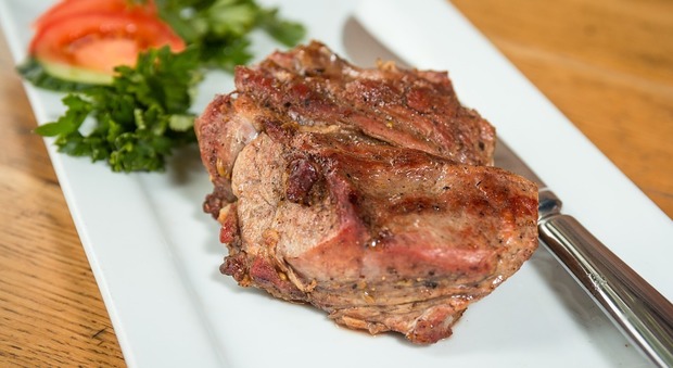 Boccone di carne le va di traverso: rischia di soffocare al ristorante