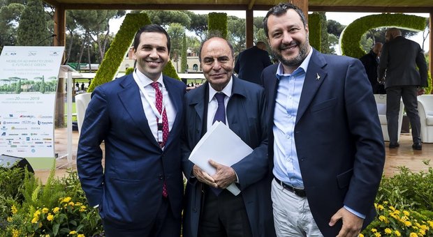 Il ministro dell'Interno e vicepremier Matteo Salvini (D) con il presidente ALIS Guido Grimaldi (S) ed il giornalista Bruno Vespa (C) durante l'evento organizzato da ALIS "Mobilità ad impatto zero: il futuro è green" a piazza di Siena a Roma
