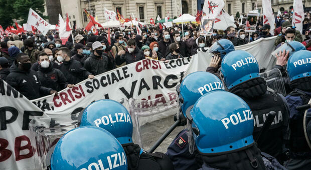Primo maggio, scontri a Torino durante la manifestazione dei No Tav e sindacati autonomi: 2 feriti