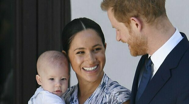 Meghan e Harry, ecco perché sono furiosi con la Royal Family: «Carlo non vuole che Archie diventi principe»