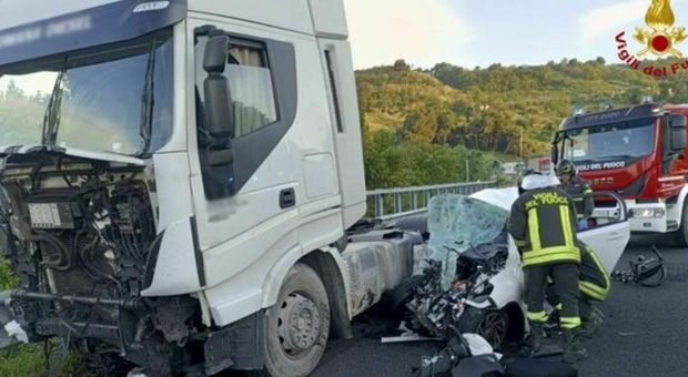 Incidente in autostrada, frontale tra auto e camion: morta una donna