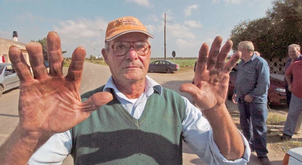 La polvere di carbone sulle mani di un agricoltore