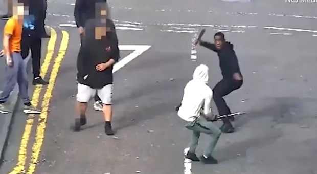 Inghilterra, scontri in strada a colpi di machete