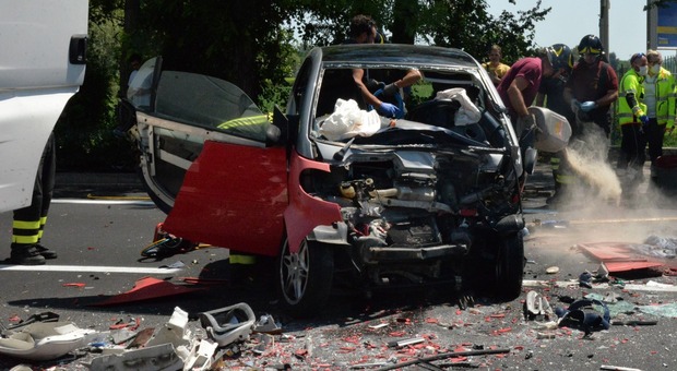 Smart contro camion: auto disintegranta. Morta una mamma, alla guida una 23enne senza patente