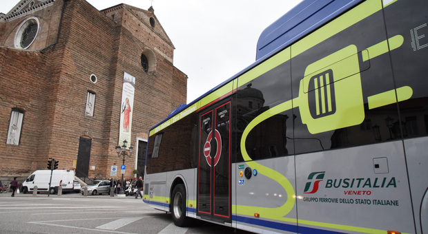 Un bus elettrico a Padova (foto d'archivio)