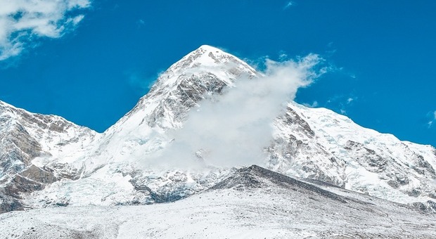 https://statics.cedscdn.it/photos/MED/39/93/8683993_27144337_mount_everest_6019822_1280.jpg