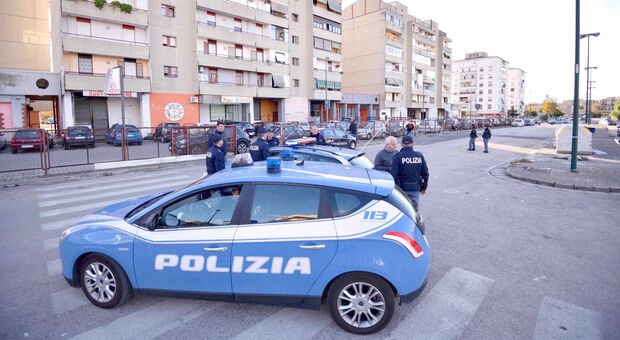 Camorra a Ponticelli, notte da incubo: auto distrutta da una bomba
