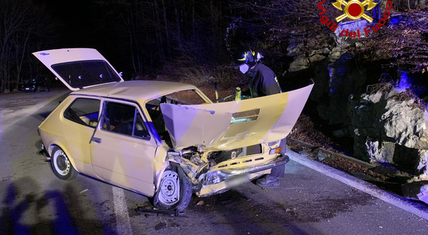 Incidente con l'auto storica: la Fiat 127 si schianta contro i massi, due feriti