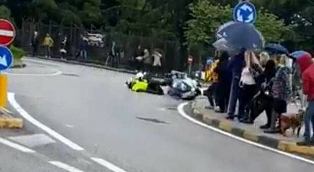 Giro d'Italia, moto scivola sull'asfalto e vola contro il pubblico: paura durante la tappa VIDEO