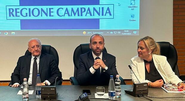 Vincenzo De Luca con il presidente dell'ordine psicologi Campania, Armando Cozzuto e Antonietta Grandinetti, consigliera dell’Oprc