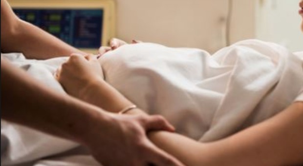 In coma dopo un infarto, si sveglia mentre la moglie sta per partorire