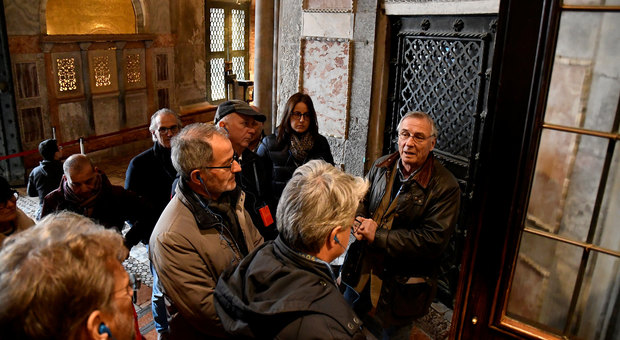 Consiglieri fra i turisti a San Marco poi l'ok ai fondi per la Basilica