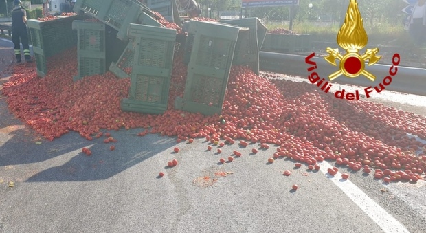 Tir perde il carico di pomodori, bloccata la Variante di Avellino