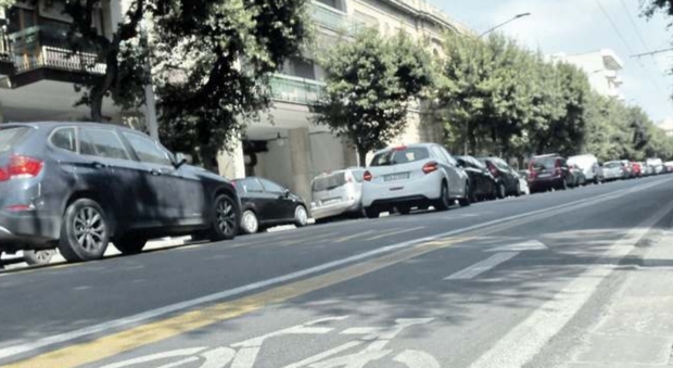 Lecce nella morsa della rivoluzione del traffico: viali ristretti, auto in coda e corsie preferenziali deserte