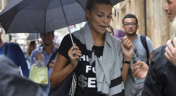 Cristina Chiabotto "scrittrice": shopping e sorrisi ai fan sotto la pioggia