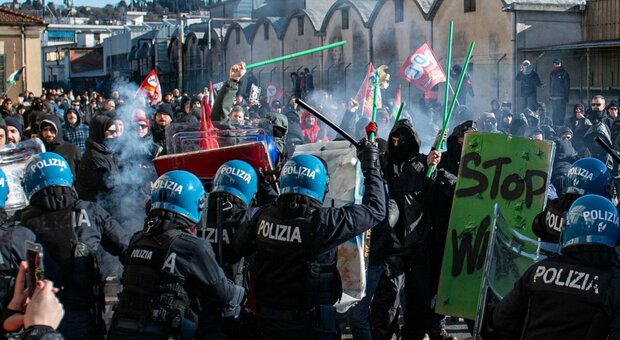 Vicenza, centri sociali contro la presenza di Israele alla Fiera del gioiello: scontri con la polizia, ci sono contusi e feriti