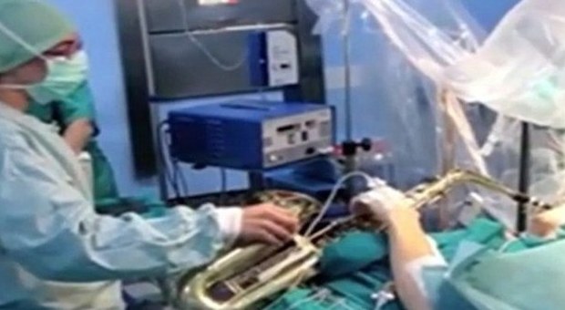 Spagna, 27enne suona il sassofono mentre subisce un’operazione al cervello da sveglio