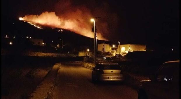 Pantelleria, incendio sulla montagna minaccia le abitazioni