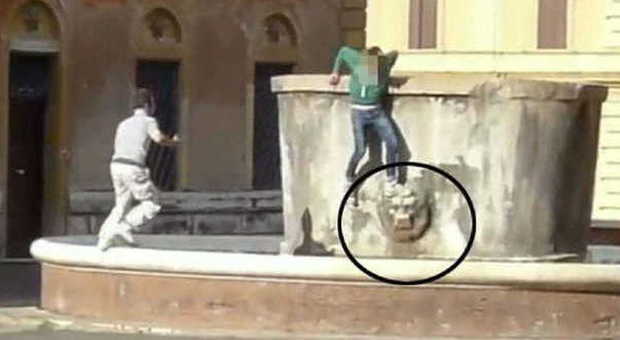 Pincio, si arrampicano sulla fontana per una foto ricordo; sorpresi dalla Polizia