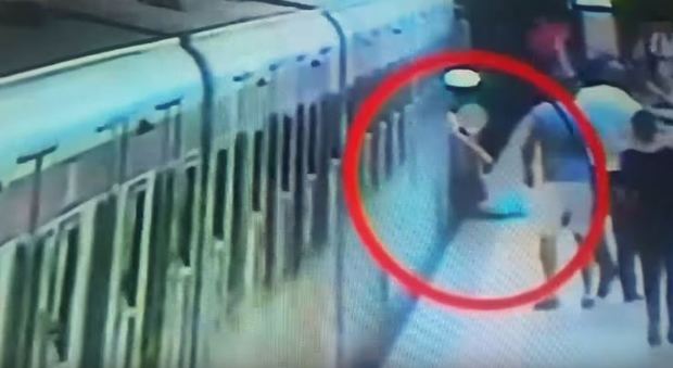 Roma, incastrata tra le porte della metro: in un video il conducente sembra mangiare