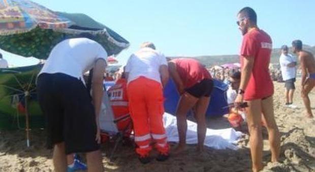 Passeggia in spiaggia durante la vacanza al mare: crolla a terra e muore