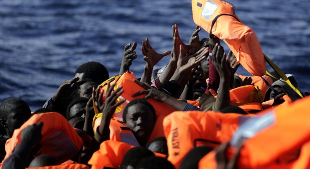 Migranti, l'allarme della Ue: «Chiudere la rotta dalla Libia all'Italia»