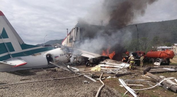 Siberia, aereo precipita durante atterraggio di emergenza: due morti e 31 feriti