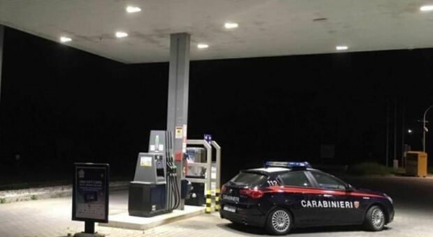 INTERVENTO I carabinieri a una stazione di benzina che ha ricevuto la visita dei ladri
