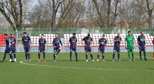 I giocatori della Samb in campo prima della partita di Legnago