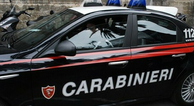 Insulta e aggredisce i carabinieri: arrestato 55enne. Il giudice gli toglie il reddito di cittadinanza