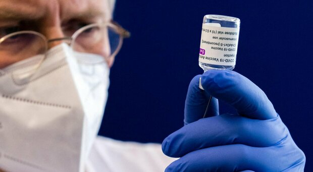 Astrazeneca ritira il vaccino anti Covid in tutto il mondo: «Eccedenza di dosi aggiornate disponibili»