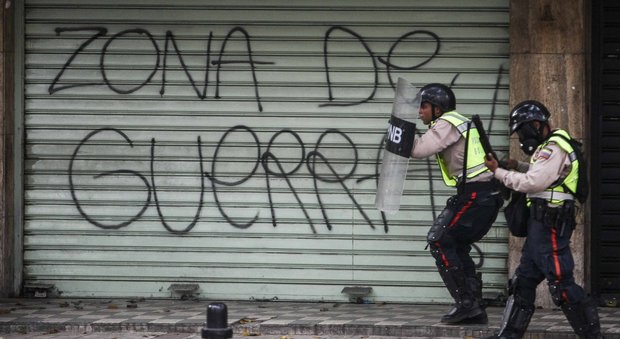 Venezuela, ancora morte negli scontri contro Maduro: ospedali evacuati, autostrade bloccate