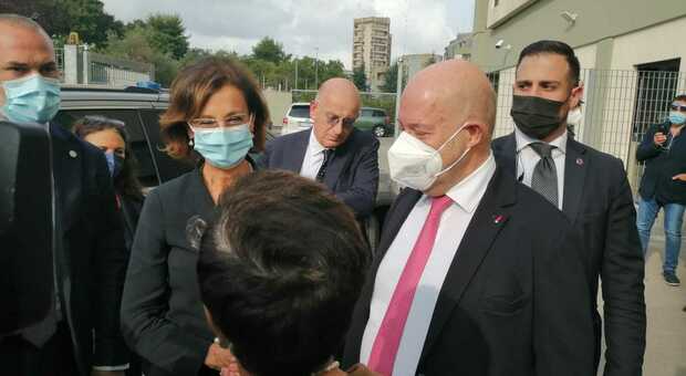 Bari, la ministra Cartabia in visita agli uffici giudiziari: «Inaccettabile l'immagine delle tende, subito la Cittadella»