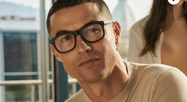 Cristiano Ronaldo lancia i suoi occhiali, Gino Sorbillo gli risponde: «È il mio stile»