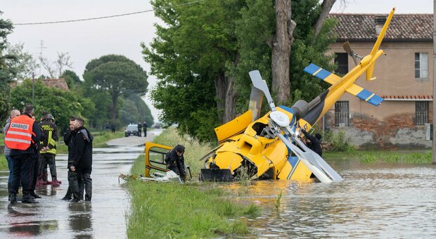 Emilia Romagna «bombardata» dalla pioggia: oltre 36mila sfollati, elicottero precipita nel Ravennate. Domani arriva Meloni