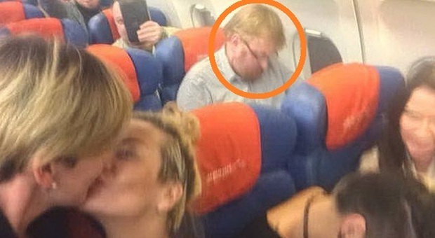 Russia, bacio lesbo in aereo davanti ad autore legge antigay