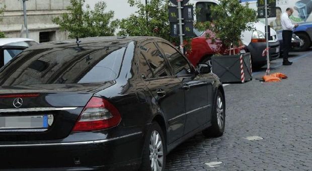 Roma, conducente Ncc si sente male mentre guida e travolge altre auto: morto